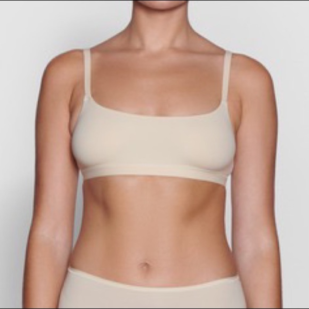 SKIMS - Fits Everybody Scoop Neck Bra in Color Dusk